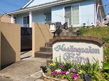 水色の一軒家が当サロンです♪サロン前看板も目印◎