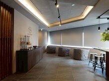 寛ぎのソファで味わう贅沢ラウンジ