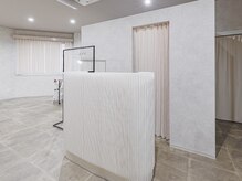 ルポ(repos)の雰囲気（受付でお上着おかけいたします。）