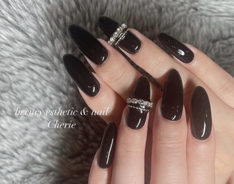 2025年-2026年冬トレンド】ブラック ワンカラーのネイルデザイン集