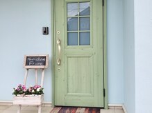 階段上ったこちらがサロン入り口です。お気軽にお越しください♪