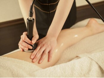 サロン レーヴェ(Salon LOWE)の写真/お式やブライダルの前撮りにも◎ハンドマッサージでお顔を引き上げ特別な日をより美しく♪