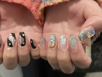 きらきら個性的ネイル