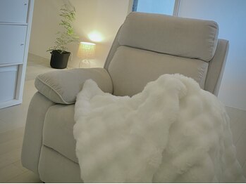 エスキース ネイルスタジオ(esquisse nail studio)の写真/ゆったりくつろげるリラックス空間で、ご褒美ネイルを！ご自宅のようにくつろぎながら施術を受けられます。