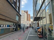 エンフク(Enfuku,)/ドラッグストア横を通り過ぎる