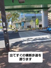カナン(Kanan)/出てすぐの横断歩道をまっすぐ↑