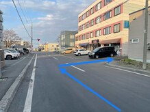 ナナナモエ(NananaMoe)/【第2駐車場】1.ビル手前の小道