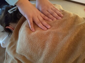 リラクゼーションルーム ラクゥーマ(La.qooma)/もみほぐし（下向き・上半身）