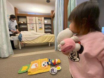 子育てママの整体サロン/施術中のお子様の様子