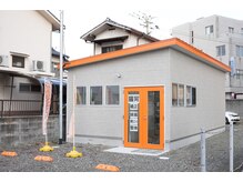 福津オレンジ屋根の整骨院 整体院の雰囲気（清潔感のあるきれいな外観が目印です★駐車場も店舗前に2台あり）