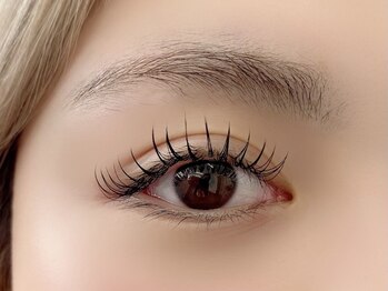 ベラ(bella)の写真/【キープ力に自信あり】自まつげにフィットして取れにくさ◎時間が経っても上向きの美しい仕上がりを維持。