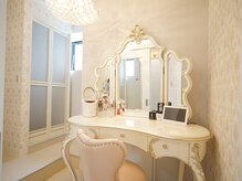 MR SALON【マツエク/ネイル専門店】の雰囲気（メイクスペース&シャワールーム完備!そのままお出かけもOKです◎）