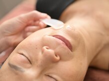 目元 口元のたるみ 眉間シワ改善専門サロン/施術4/そく変化するパックの塗布