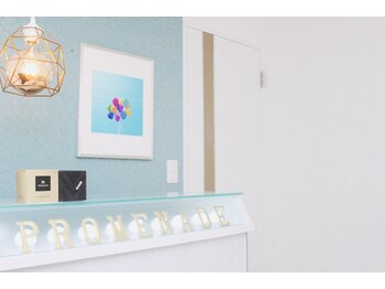 プロムナード(PROMENADE)/明るい空間の受付