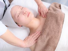 フェイシャルストーリー(Facial story)の雰囲気(小顔の秘訣2) デコルテマッサージを行いリンパの流れを促進)