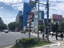 ナーズ アイラッシュ アンド アイブロウ バイ メディカルサロン(NAZ)/青山通りを直進