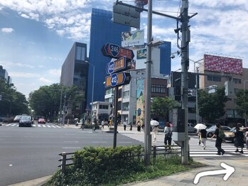 ナーズ アイラッシュ アンド アイブロウ バイ メディカルサロン(NAZ)/青山通りを直進