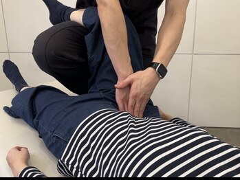 フィクシブ 上野(FIXIBE)の写真/≪腰痛の8割は“別の場所”に原因が≫その場で効果を実感♪プロの施術で長年の腰痛と決別を！