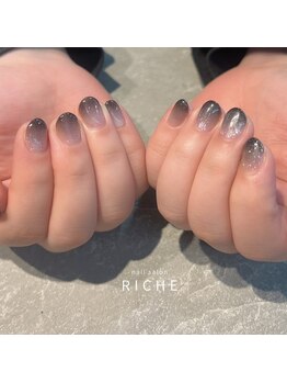 リッシュ(RICHE)/シルバー×ブラックの大人ネイル