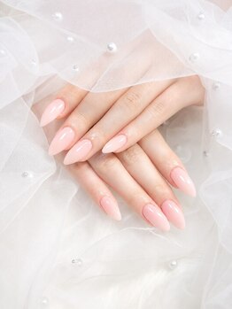 ルナネイル(Luna Nail)の写真/オフィスでも浮かない洗練された大人の引き算ネイル。手肌全体をパッと明るく美しく魅せる色をご提案◎