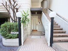 結い音/中心の白いドアが入り口です