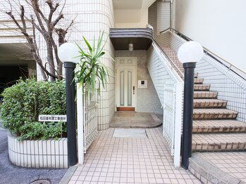 結い音/中心の白いドアが入り口です