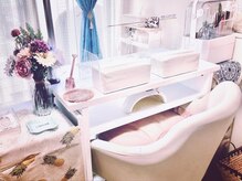 フリールビューティー(freel Beauty)の雰囲気（ハンド用テーブル。暖かい日差しを受けながら♪）