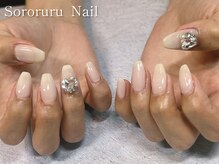 ソロルル ネイル(Sororuru Nail)/ホワイト×ビジューネイル