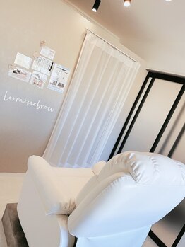 ロレインブロウ 近鉄八尾駅前店/カーテンで仕切られた個室