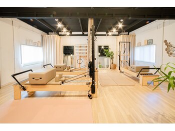 アップライフギャラリー(UP LIFE GALLERY)/落ち着いた清潔な店内2F