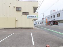 マエネイル(mae nail)の雰囲気（駐車場は建物横に3台、お店はセルフリージーの中です。）