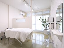 アイラッシュサロンボニー(eyelash salon Bonnie)の雰囲気（自然光が差し込む白基調の明るい店内♪全個室でおくつろぎ下さい）