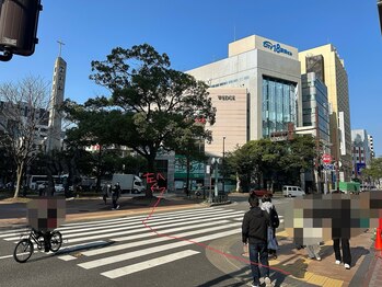 エンフク(Enfuku,)/昭和通り方向へ渡ります。