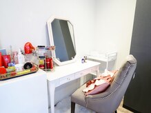 ベルシア ビューティ サロン(Bellexia beauty salon)の雰囲気（施術後のメイク直しにREVIのお化粧品をご用意しております♪）