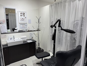 ホワイトニングバー 大宮店/清潔感のある施術ブース