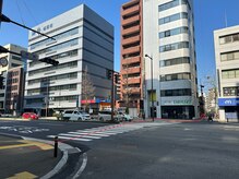 エンフク(Enfuku,)/舞鶴信号の横断歩道を渡ります