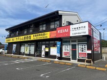 すずらん接骨院様の上。建物横の外階段を使い2階1番手前のお部屋