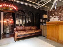 待合のゆったりソファ！美容室併設で広々とした空間