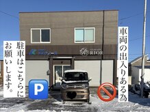 駐車場は西側をご利用ください。