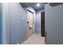 とける 心斎橋本店/傘＆日傘たてやベンチをご用意