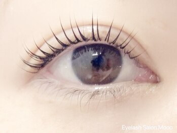 モー(Mooo)の写真/自まつげをくるんとパーマで可愛らしく☆まつげの負担の少ないフラットラッシュでは大人上品な目元に◎