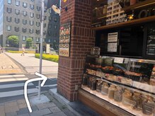 ナーズ アイラッシュ アンド アイブロウ バイ メディカルサロン(NAZ)/カレー屋｢天馬｣を右
