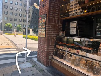 ナーズ アイラッシュ アンド アイブロウ バイ メディカルサロン(NAZ)/カレー屋｢天馬｣を右