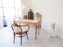 アトリエアッシュ(L’atelier H)の雰囲気（可愛いらしい木製家具のネイルスペース）