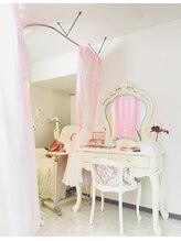 ダイヤモンドビューティー(DIAMOND BEAUTY)/白とピンクを基調とした店内