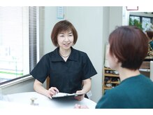 エフグリーン エステティックサロンの雰囲気（お肌のお悩みを伺いながら、施術の流れをご説明しています）