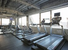 ホワイトフィットネス(WHITE _FITNESS)の雰囲気（セミパーソナルだから安心☆トレーニング機器で24時間使い放題♪）