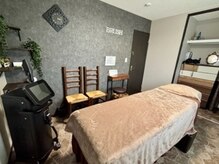 BRUSHの雰囲気(清潔感のある落ち着いた施術空間)