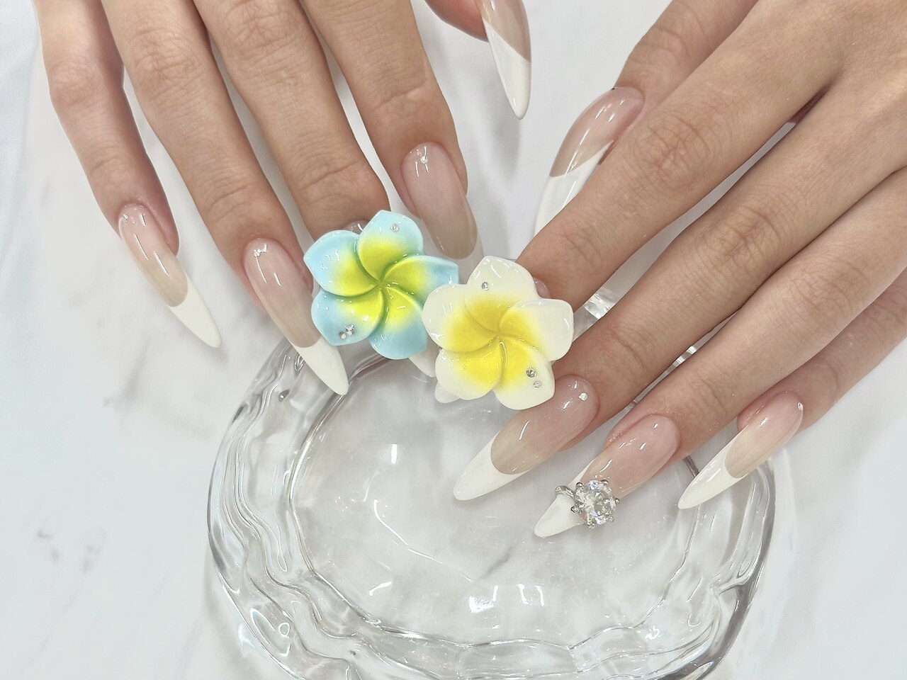 ロングネイル ホワイト ブラック 花 ロングネイル ホワイト ブラック 花 2025年秋トレンド】ホワイト