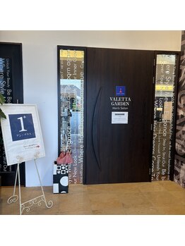 メンズ眉毛専門サロン アンプラス/入り口